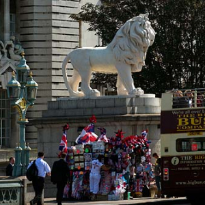 Londyn. Rzeźba lwa przy wjeździe na most Westminister Bridge.